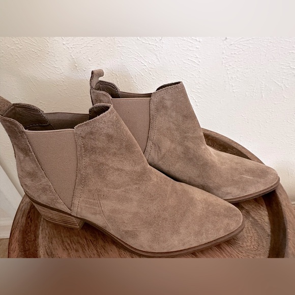 DV Booties- 7.5 - Picture 2 of 5